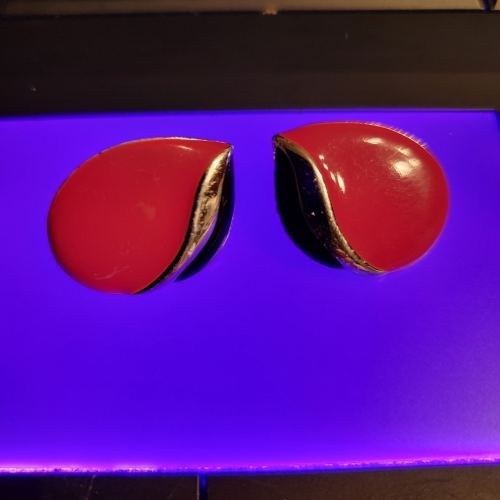 Vintage Teardrop Red Enamel, Black and Goldtone Pierced Earrings - Picture 6 of 9